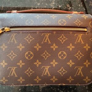 Louis Vuitton Pochette Métis Bag- like brand new. With dust cover.